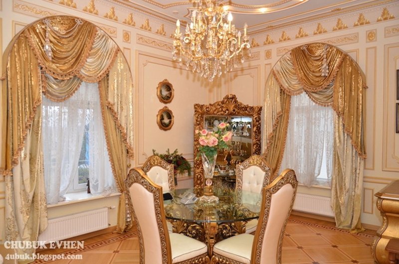 Illustration for article titled Tour the Opulent, Evacuated McMansions of Ukraine's Fallen Leaders